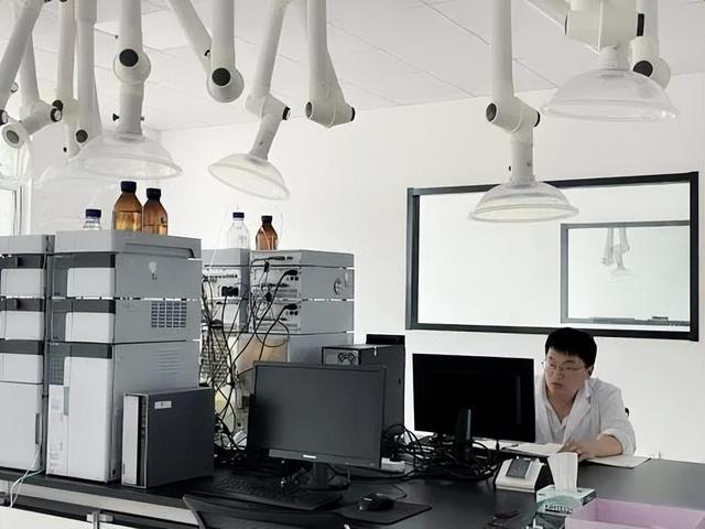 連日來,公司的合成,質(zhì)量研究,微生物室等多個實驗部門的20余位一線